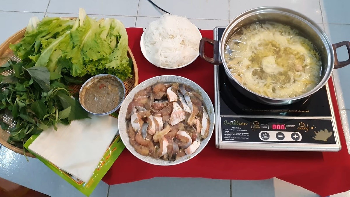 Để tận dụng tối đa lợi ích sức khỏe từ cá tra, người tiêu dùng cần chú ý đến khâu lựa chọn và chế biến. Cá tươi thường có mắt trong, mang hồng, da sáng và thịt đàn hồi tốt. Với cá phi lê, miếng cá nên có màu trắng hồng tự nhiên, không mùi lạ hay chảy nước. Ảnh minh hoạ