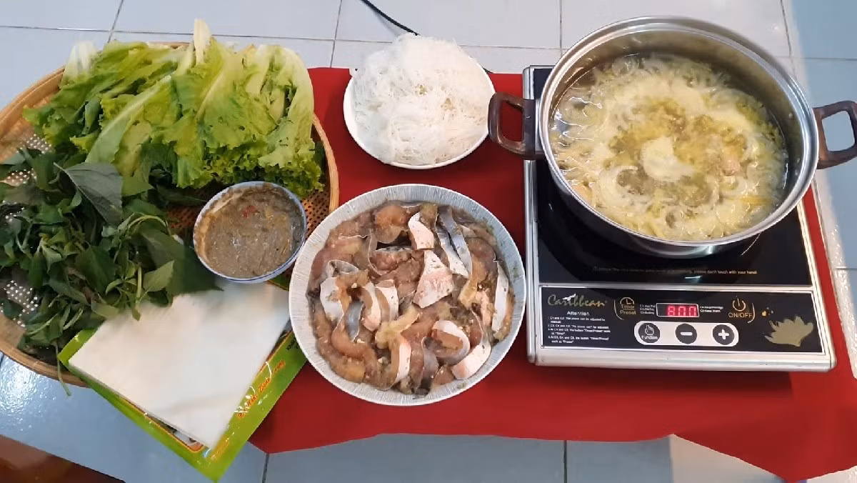 Để tận dụng tối đa lợi ích sức khỏe từ cá tra, người tiêu dùng cần chú ý đến khâu lựa chọn và chế biến. Cá tươi thường có mắt trong, mang hồng, da sáng và thịt đàn hồi tốt. Với cá phi lê, miếng cá nên có màu trắng hồng tự nhiên, không mùi lạ hay chảy nước. Ảnh minh hoạ