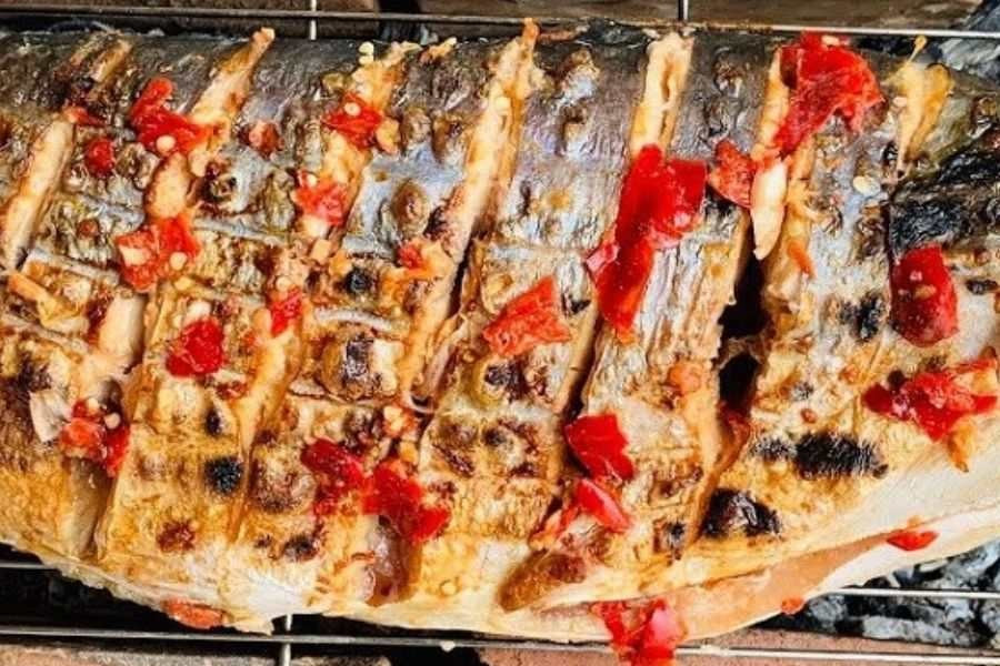 Ngoài các dưỡng chất kể trên, cá tra còn cung cấp vitamin A và một số hợp chất chống oxy hóa, giúp bảo vệ mắt, giảm nguy cơ thoái hóa điểm vàng và mỏi mắt. Đây là yếu tố cần thiết đối với những người thường xuyên làm việc với máy tính, điện thoại và thiết bị điện tử. Ảnh minh họa