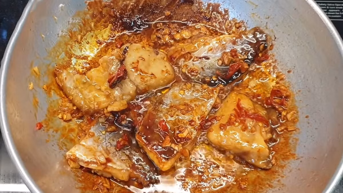 Omega-3 là thành phần quan trọng cấu tạo nên tế bào thần kinh. Việc bổ sung cá tra hợp lý trong khẩu phần ăn có thể giúp cải thiện khả năng ghi nhớ, tăng sự tập trung và làm chậm quá trình suy giảm nhận thức ở người lớn tuổi. Với học sinh, sinh viên và người lao động trí óc, cá tra là lựa chọn thực phẩm vừa bổ dưỡng vừa dễ tiêu hóa. Ảnh minh họa