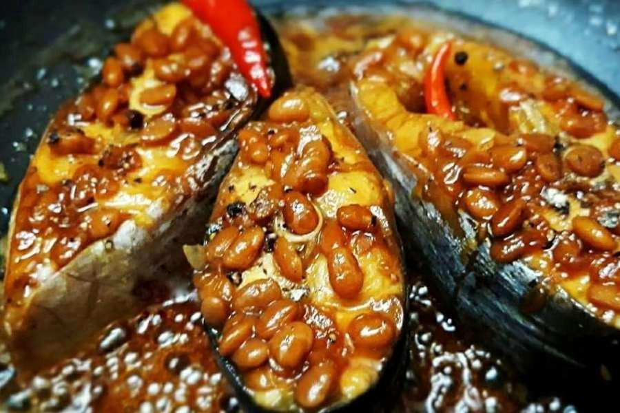 Không chỉ giàu đạm, cá tra còn cung cấp phốt pho – khoáng chất cần thiết cho sự phát triển và duy trì độ bền chắc của xương và răng. Một lượng vitamin D tự nhiên trong cá cũng hỗ trợ quá trình hấp thu canxi, góp phần phòng ngừa loãng xương. Đây là lợi ích đặc biệt phù hợp với người cao tuổi, phụ nữ sau mãn kinh và trẻ em trong giai đoạn tăng trưởng. Ảnh minh họa