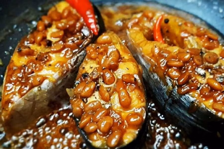 Không chỉ giàu đạm, cá tra còn cung cấp phốt pho – khoáng chất cần thiết cho sự phát triển và duy trì độ bền chắc của xương và răng. Một lượng vitamin D tự nhiên trong cá cũng hỗ trợ quá trình hấp thu canxi, góp phần phòng ngừa loãng xương. Đây là lợi ích đặc biệt phù hợp với người cao tuổi, phụ nữ sau mãn kinh và trẻ em trong giai đoạn tăng trưởng. Ảnh minh họa