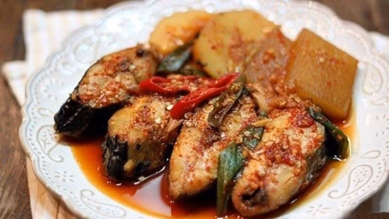 Thịt cá tra mềm, ít chất béo bão hòa, phù hợp với người có hệ tiêu hóa nhạy cảm hoặc đang trong giai đoạn phục hồi sức khỏe. Hàm lượng protein cao giúp tạo cảm giác no lâu, hỗ trợ kiểm soát cân nặng và duy trì khối cơ. Khi kết hợp cá tra với rau xanh, đậu đỗ hoặc ngũ cốc nguyên hạt, hiệu quả dinh dưỡng và tiêu hóa sẽ được nâng cao hơn. Ảnh minh họa