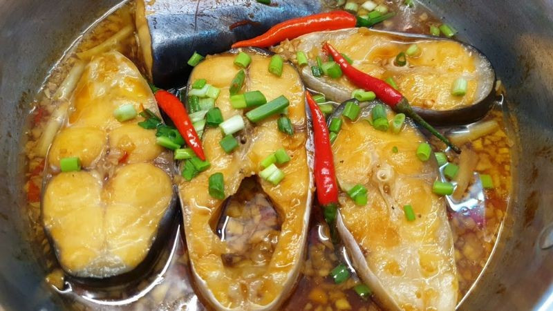 Cá tra là nguồn cung cấp protein dồi dào với giá thành hợp lý, dễ chế biến và phù hợp với nhiều đối tượng. Theo các chuyên gia dinh dưỡng, khi sử dụng đúng cách, cá tra không chỉ đáp ứng nhu cầu năng lượng mà còn góp phần cải thiện sức khỏe tổng thể. Ảnh minh họa