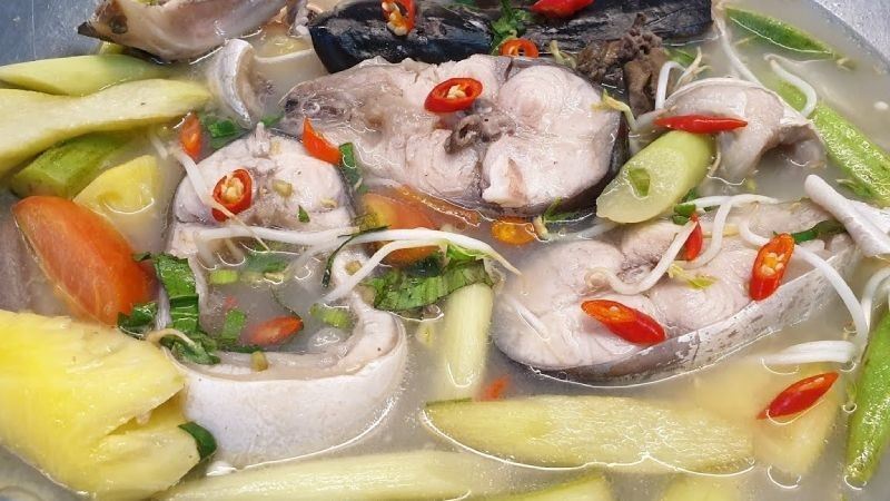 Trong thịt cá tra có chứa axit béo omega-3 dưỡng chất được chứng minh có vai trò quan trọng đối với sức khỏe tim mạch. Omega-3 giúp giảm lượng cholesterol xấu trong máu, hạn chế hình thành mảng xơ vữa và góp phần ổn định huyết áp. Bên cạnh đó, protein chất lượng cao trong cá tra hỗ trợ tăng cường lưu thông máu, từ đó làm giảm nguy cơ mắc các bệnh lý tim mạch nếu được bổ sung đều đặn và điều độ. Ảnh minh họa