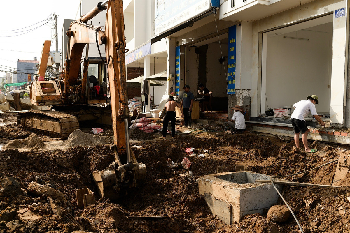 Theo ghi nhận của Tri Thức - Znews trong những ngày đầu năm 2026, dọc tuyến đường, không khí thi công diễn ra khẩn trương. Tại nhiều đoạn, máy xúc, xe lu, xe tải chở vật liệu hoạt động liên tục. Công nhân chia ca làm việc, tranh thủ điều kiện thời tiết thuận lợi để đẩy nhanh tiến độ.