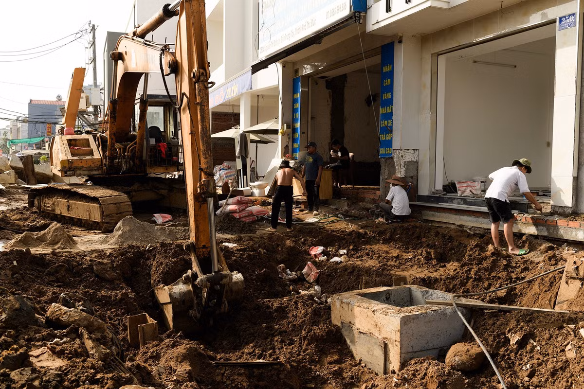 Theo ghi nhận của Tri Thức - Znews trong những ngày đầu năm 2026, dọc tuyến đường, không khí thi công diễn ra khẩn trương. Tại nhiều đoạn, máy xúc, xe lu, xe tải chở vật liệu hoạt động liên tục. Công nhân chia ca làm việc, tranh thủ điều kiện thời tiết thuận lợi để đẩy nhanh tiến độ.