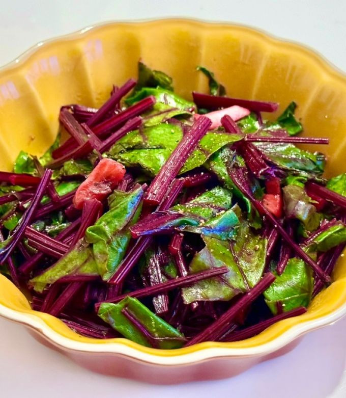 Bên cạnh đó, các chất chống ô xy hóa như beta-caroten và polyphenol trong lá củ dền giúp giảm viêm, bảo vệ tế bào nội mô mạch máu khỏi tổn thương do gốc tự do. Ảnh minh hoạ