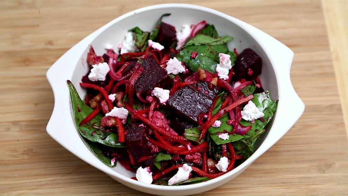 Bên cạnh đó, salad củ dền và cà rốt là lựa chọn giàu betalains – nhóm chất chống oxy hóa có khả năng kích thích hoạt động enzym của gan. Ảnh minh họa