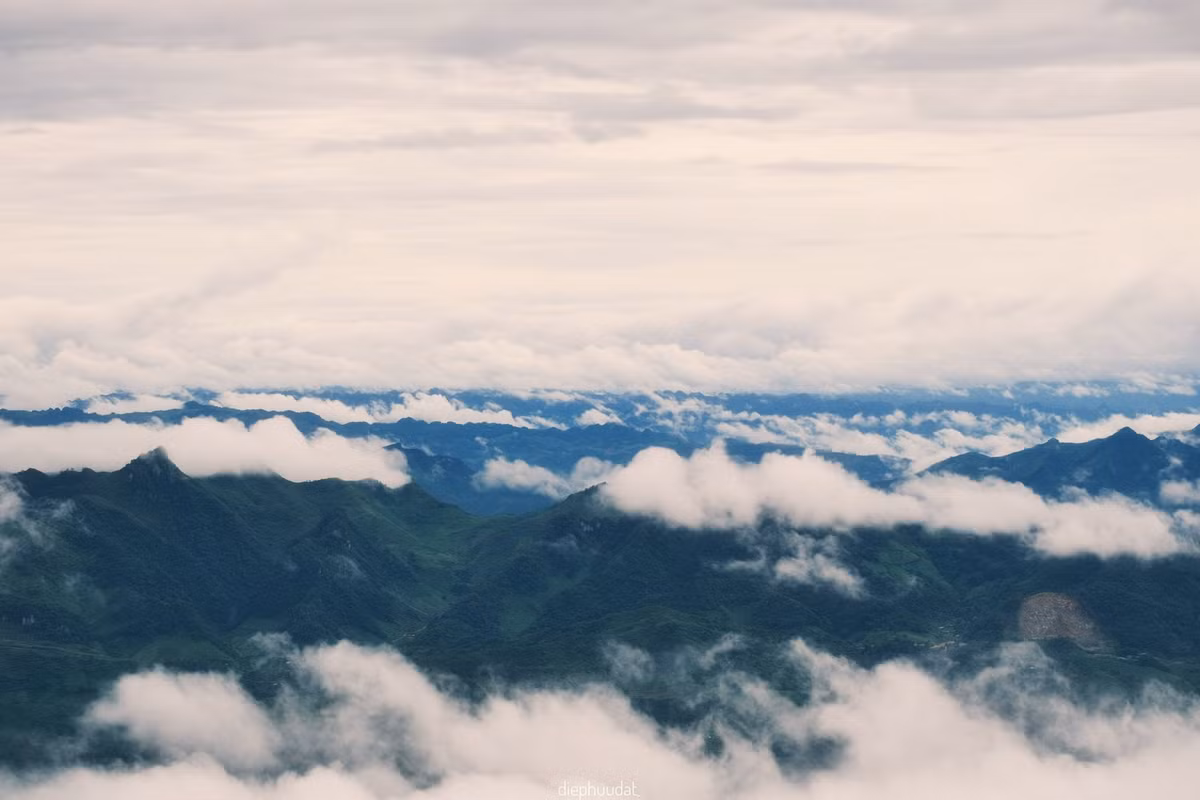 Từ tháng 5 đến 8, Tà Xùa không quá đông đúc, thời tiết lại rất dễ chịu: ban ngày mát mẻ, ban đêm se lạnh. Đây cũng là thời điểm tuyệt vời để săn mây, đặc biệt là sau những cơn mưa đêm. Ảnh Thùy Dương