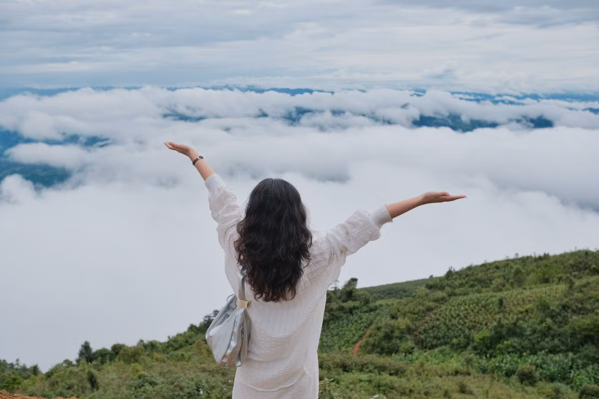 Vào mùa hè, các đồi chè xanh mướt cũng trở thành điểm dừng chân lý tưởng để thư giãn và chụp ảnh. Ảnh Thùy Dương