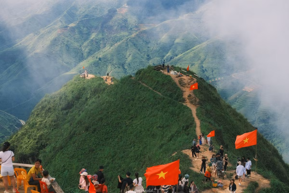 Từ 5h30 -7h sáng, du khách có thể bắt gặp biển mây bồng bềnh phủ trắng các thung lũng, cuộn trào như sóng vỗ qua sườn núi. Ảnh Hữu Đạt