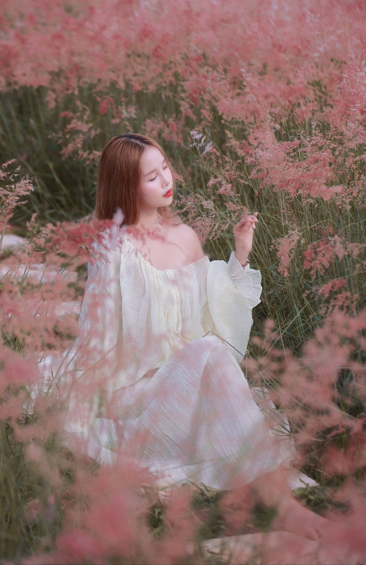 Moc Chau på hösten är inte bara vackert på grund av den dimmiga dimman, de mogna fruktträdgårdarna eller de långa rosa gräskullarna, utan också på grund av den fridfulla, avkopplande känslan mitt i bergen och skogarna. Foto av Aki Lan