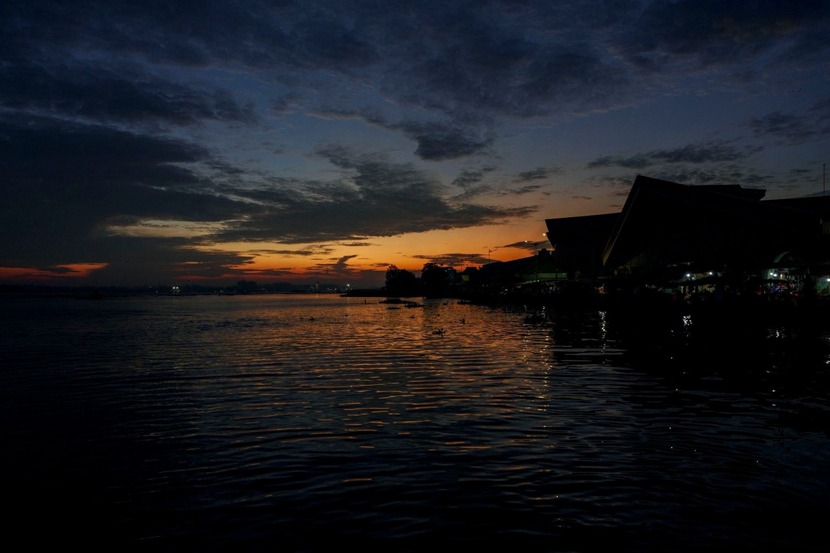 Nằm trên dòng sông Hậu hiền hòa, chợ nổi Long Xuyên là một trong những điểm tham quan đặc trưng của An Giang, lưu giữ rõ nét không gian sinh hoạt, giao thương gắn liền với văn hóa sông nước Nam Bộ.