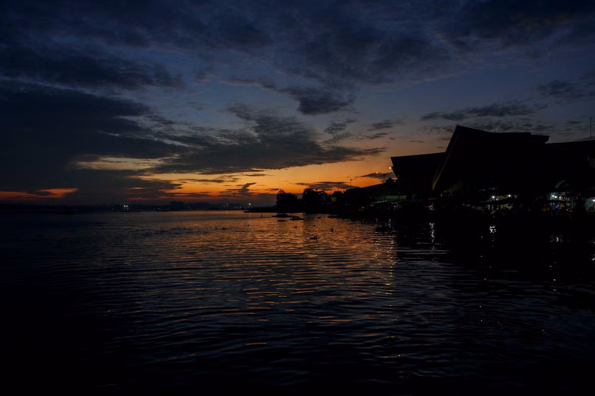 Nằm trên dòng sông Hậu hiền hòa, chợ nổi Long Xuyên là một trong những điểm tham quan đặc trưng của An Giang, lưu giữ rõ nét không gian sinh hoạt, giao thương gắn liền với văn hóa sông nước Nam Bộ.