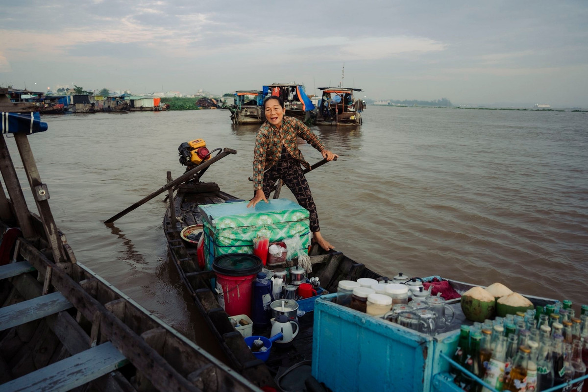 Khi chợ vào phiên, các ghe bán đồ ăn sáng và nước giải khát cũng rảo quanh phục vụ thương hồ và du khách. Du khách có thể thưởng thức bữa sáng đơn giản ngay trên ghe với các món ăn quen thuộc, giá dao động từ 15.000–25.000 đồng. Ngồi trên ghe, vừa dùng bữa vừa ngắm nhìn cảnh mua bán tấp nập trên sông là trải nghiệm được nhiều du khách yêu thích khi đến với chợ nổi Long Xuyên.