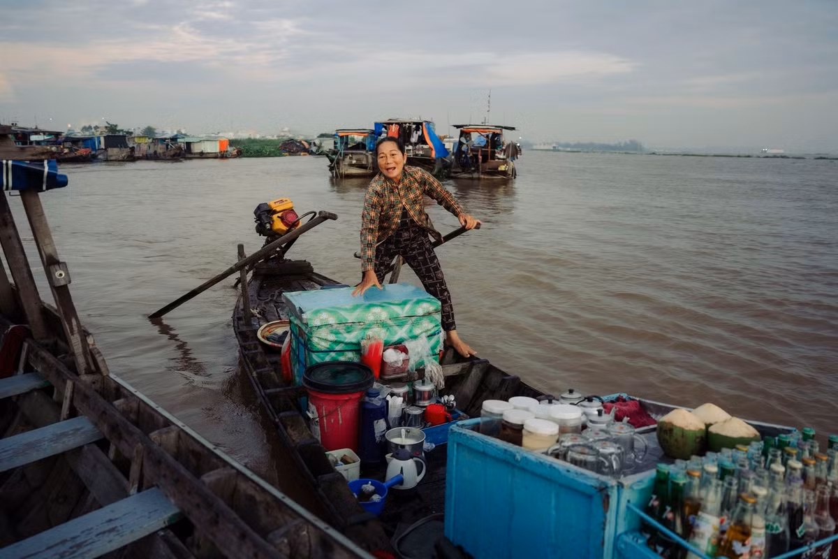 Khi chợ vào phiên, các ghe bán đồ ăn sáng và nước giải khát cũng rảo quanh phục vụ thương hồ và du khách. Du khách có thể thưởng thức bữa sáng đơn giản ngay trên ghe với các món ăn quen thuộc, giá dao động từ 15.000–25.000 đồng. Ngồi trên ghe, vừa dùng bữa vừa ngắm nhìn cảnh mua bán tấp nập trên sông là trải nghiệm được nhiều du khách yêu thích khi đến với chợ nổi Long Xuyên.
