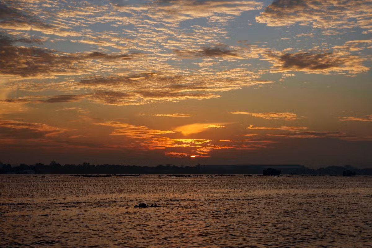 Dù giao thông đường bộ ngày càng phát triển, chợ nổi Long Xuyên vẫn giữ vai trò quan trọng trong đời sống của người dân quanh vùng. Việc chuyên chở hàng hóa bằng ghe xuồng không chỉ thuận tiện, phù hợp địa hình sông nước mà còn là thói quen, nét văn hóa được gìn giữ qua nhiều thế hệ.