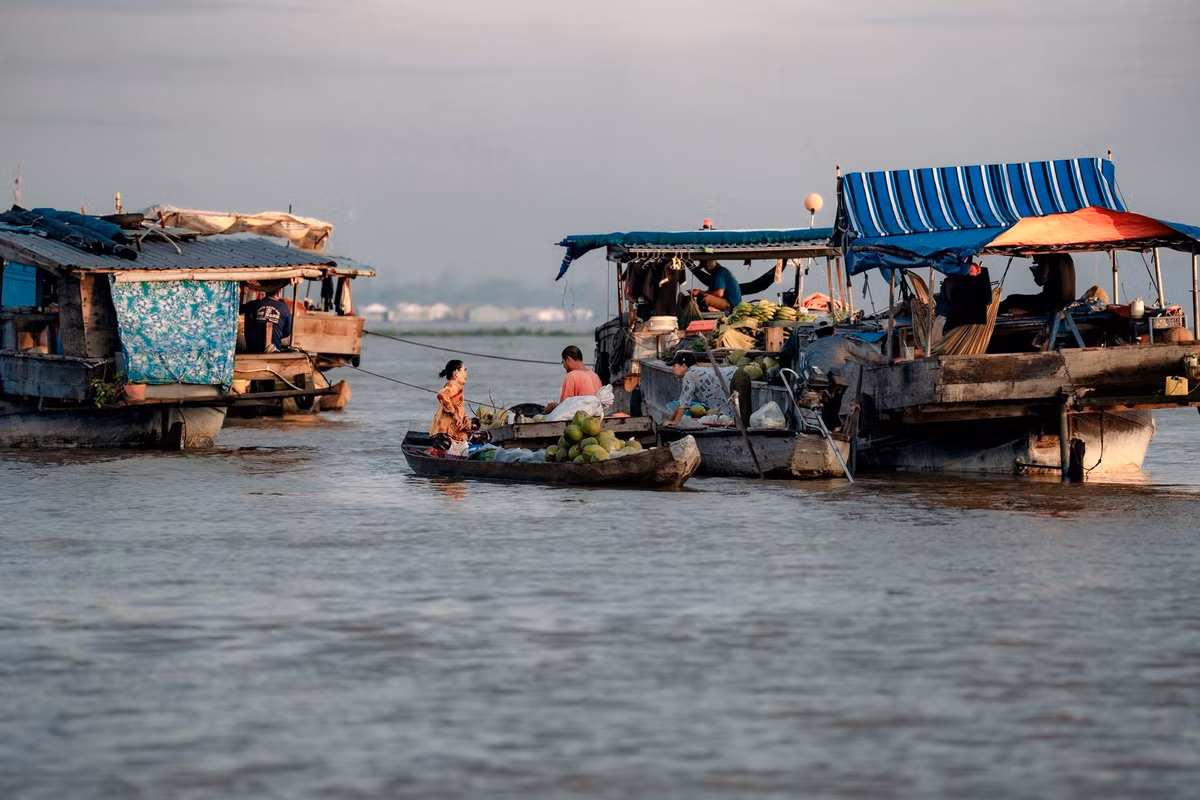 Một trong những nét đặc trưng tạo nên bản sắc riêng của chợ nổi Long Xuyên là “cây bẹo”. Trên mỗi ghe buôn, người bán treo lủng lẳng các mặt hàng mình kinh doanh lên một cây sào trước mũi ghe.