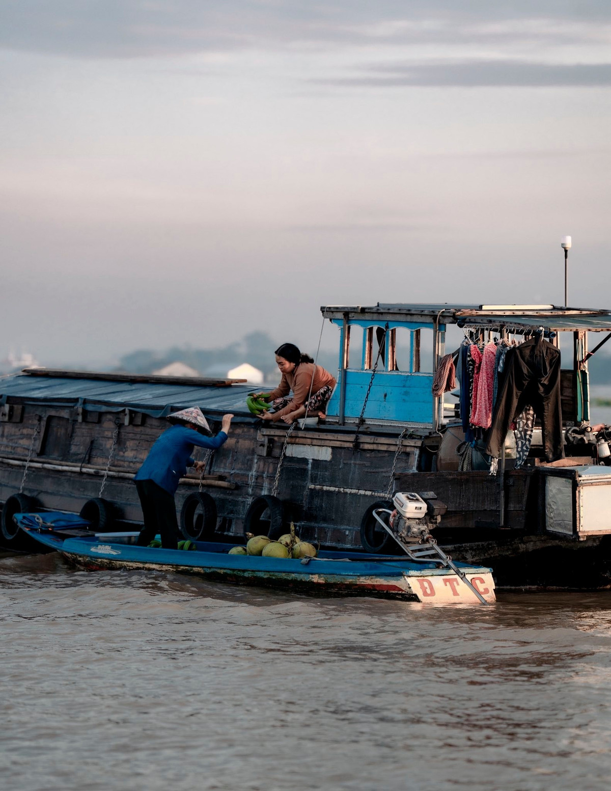 Đặc biệt, đây là chợ đầu mối bán buôn nên giá cả các mặt hàng thường thấp hơn so với chợ trên bờ. Nhiều thương hồ mua hàng tại đây rồi phân phối đến các chợ trong và ngoài tỉnh.