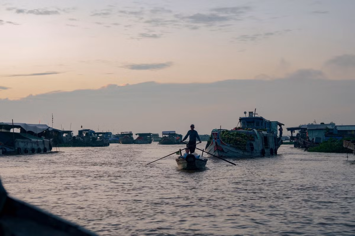 Nhìn vào “cây bẹo”, khách mua dễ dàng nhận biết ghe đó bán gì mà không cần rao hàng. Hình thức “quảng cáo” độc đáo này chỉ có ở các chợ nổi miền Tây, góp phần tạo nên nét văn hóa đặc sắc trên sông nước.