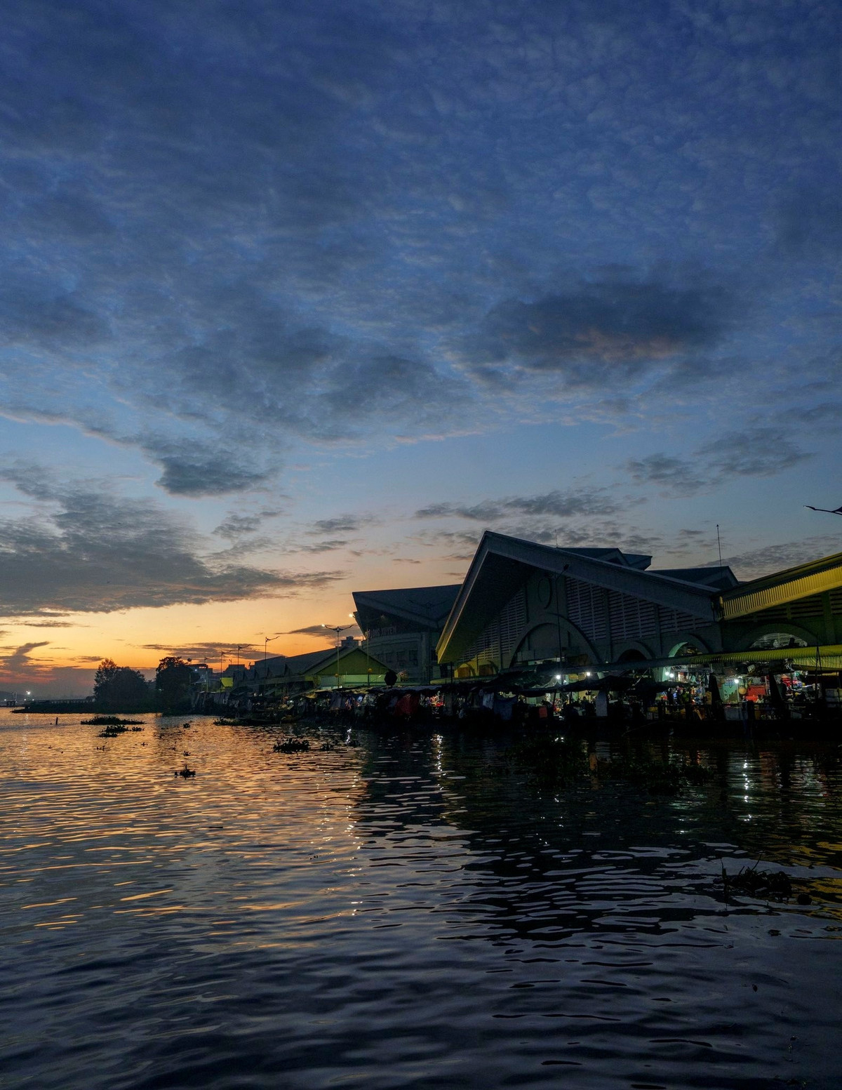 Chợ nổi Long Xuyên hình thành từ lâu đời, là nơi buôn bán quen thuộc của người dân các vùng lân cận. Điểm xuất phát của chợ bắt đầu từ khu vực phà Ô Môi, kéo dài dọc bờ sông Hậu khoảng 2km, thuộc địa phận phường Mỹ Phước và Mỹ Long. Chợ thường họp từ khoảng 5–6 giờ sáng và bắt đầu thưa dần khi mặt trời lên cao, khoảng 8 giờ.