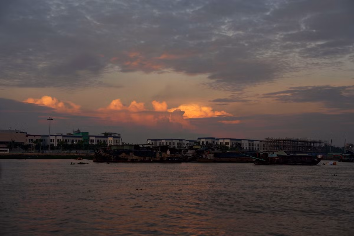 Giữa nhịp sống hiện đại, chợ nổi Long Xuyên vẫn giữ được nét mộc mạc, chân phương của miền sông nước. Đây không chỉ là nơi giao thương, mà còn là không gian văn hóa đặc trưng, mang đến cho du khách những trải nghiệm gần gũi, đậm chất Nam Bộ khi ghé thăm An Giang.