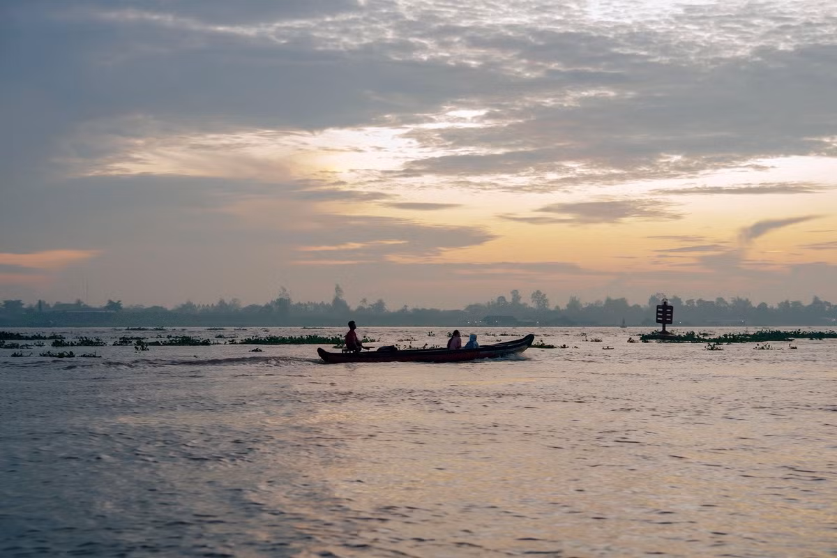 Từ sáng sớm, hàng trăm chiếc ghe, xuồng lớn nhỏ đã neo đậu san sát thành từng cụm trên mặt sông. Hoạt động mua bán diễn ra nhộn nhịp với các mặt hàng chủ yếu là nông sản, trái cây theo mùa, nhu yếu phẩm và thực phẩm phục vụ sinh hoạt hằng ngày. Không gian chợ nổi mang đậm nét sinh hoạt miền Tây, nơi mọi giao dịch đều diễn ra trên sông, không cần đến mặt bằng cố định.
