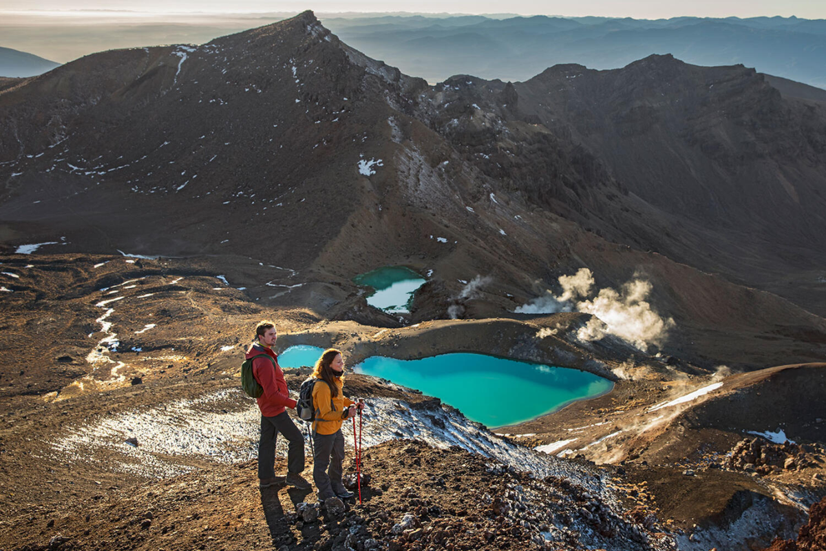 Ở châu Đại Dương, New Zealand luôn được xem là “thiên đường phiêu lưu ngoài trời”. Quốc đảo này sở hữu cảnh quan hoang sơ với dãy Alps hùng vĩ, sông băng xanh biếc và hang động đom đóm kỳ ảo ở Waitomo. Ảnh Vietravel