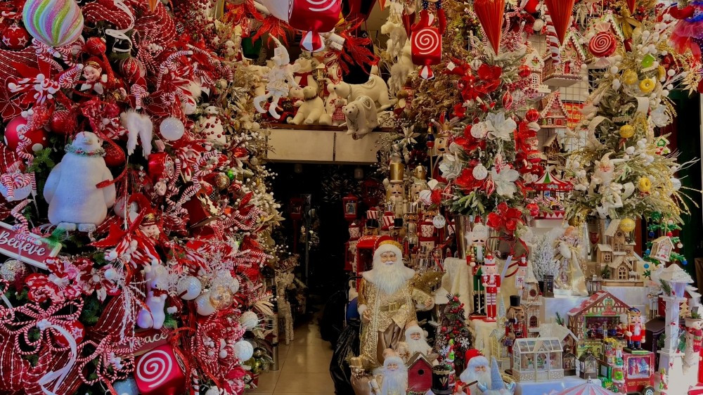 Một trải nghiệm khác không thể bỏ qua là phố Hàng Mã và các tuyến phố trong khu Phố cổ. Hàng Mã những ngày giáp Giáng sinh được trang trí rực rỡ với đồ lưu niệm, vòng nguyệt quế, mũ ông già Noel và đèn nhấp nháy. Không khí tấp nập của người mua sắm, du khách check-in và các quán cà phê trang trí theo chủ đề Noel khiến phố cổ Hà Nội trở thành một “thiên đường lễ hội” nhỏ giữa lòng Thủ đô. Ảnh Quỳnh Giang