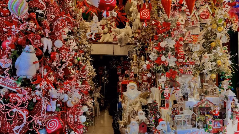 Một trải nghiệm khác không thể bỏ qua là phố Hàng Mã và các tuyến phố trong khu Phố cổ. Hàng Mã những ngày giáp Giáng sinh được trang trí rực rỡ với đồ lưu niệm, vòng nguyệt quế, mũ ông già Noel và đèn nhấp nháy. Không khí tấp nập của người mua sắm, du khách check-in và các quán cà phê trang trí theo chủ đề Noel khiến phố cổ Hà Nội trở thành một “thiên đường lễ hội” nhỏ giữa lòng Thủ đô. Ảnh Quỳnh Giang