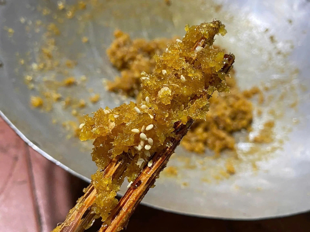 Hỗn hợp được sên trên lửa nhỏ như cách làm mứt thông thường, đảo đều tay đến khi mứt keo lại, nặng tay và đạt độ dẻo khô vừa phải. Trước khi tắt bếp, có thể rắc thêm chút vừng rang để tăng hương vị và độ hấp dẫn. Ảnh minh họa/Nguồn internet