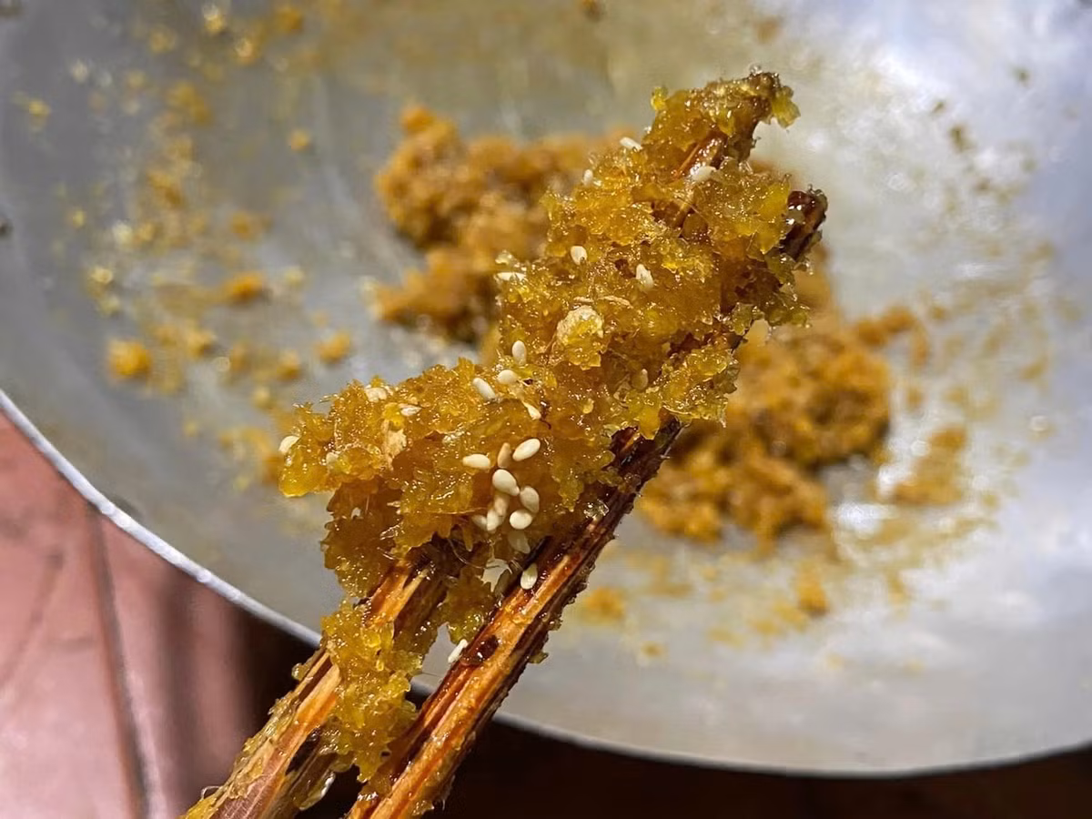 Hỗn hợp được sên trên lửa nhỏ như cách làm mứt thông thường, đảo đều tay đến khi mứt keo lại, nặng tay và đạt độ dẻo khô vừa phải. Trước khi tắt bếp, có thể rắc thêm chút vừng rang để tăng hương vị và độ hấp dẫn. Ảnh minh họa/Nguồn internet