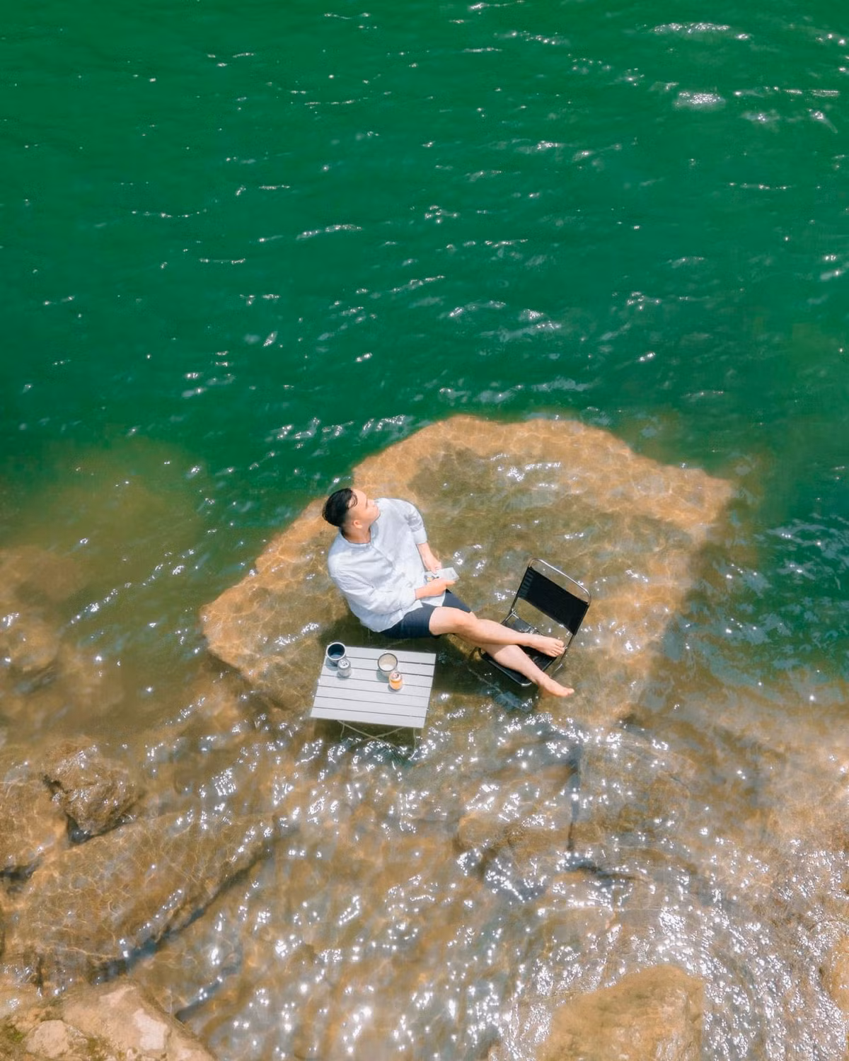 Việc di chuyển đến thác khá thuận tiện. Du khách có thể đi xe máy hoặc ô tô từ trung tâm Mộc Châu, mất khoảng 30–40 phút. Từ điểm đỗ xe, nếu đi ô tô, du khách có thể thuê xe ôm xuống tận chân thác với giá chỉ 20.000 đồng/lượt. Ảnh Bùi Ngọc Công