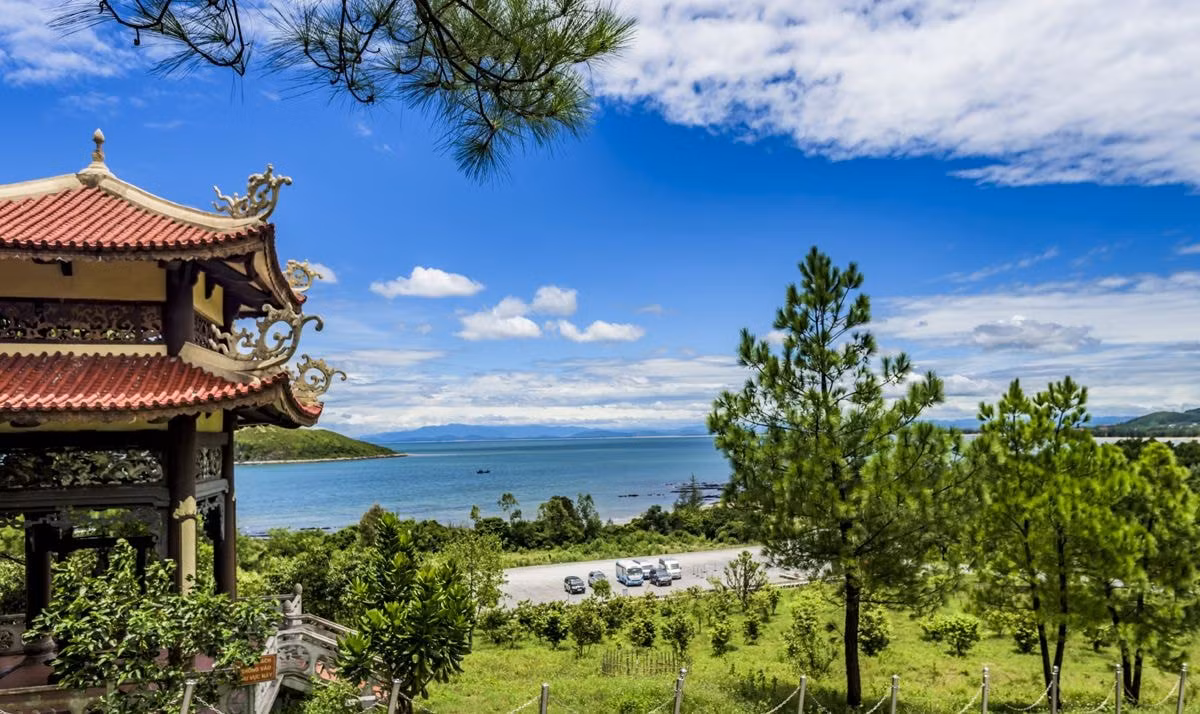 Sau khi tận hưởng những giây phút vui vẻ tại đồi cát, du khách tiếp tục hành trình đến Vũng Chùa – Đảo Yến, nơi có bãi biển đẹp và không gian yên tĩnh. Đây cũng là địa danh nổi tiếng gắn liền với Đại tướng Võ Nguyên Giáp, với khu mộ của ông tọa lạc ngay tại đây. Ảnh Internet