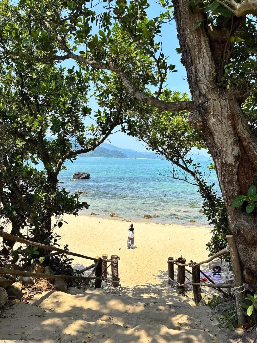 Nhiều bạn trẻ chia sẻ rằng chỉ cần một chiếc váy trắng nhẹ nhàng, thêm vài đạo cụ đơn giản như nón cói hay túi vải, đứng giữa con đường ấy thôi cũng có thể cho ra hàng loạt bức ảnh “triệu like”. Đây chính là góc sống ảo không thể bỏ lỡ trước khi bạn đặt chân đến những tảng đá rêu xanh huyền thoại phía dưới. Ảnh Tuankhuns