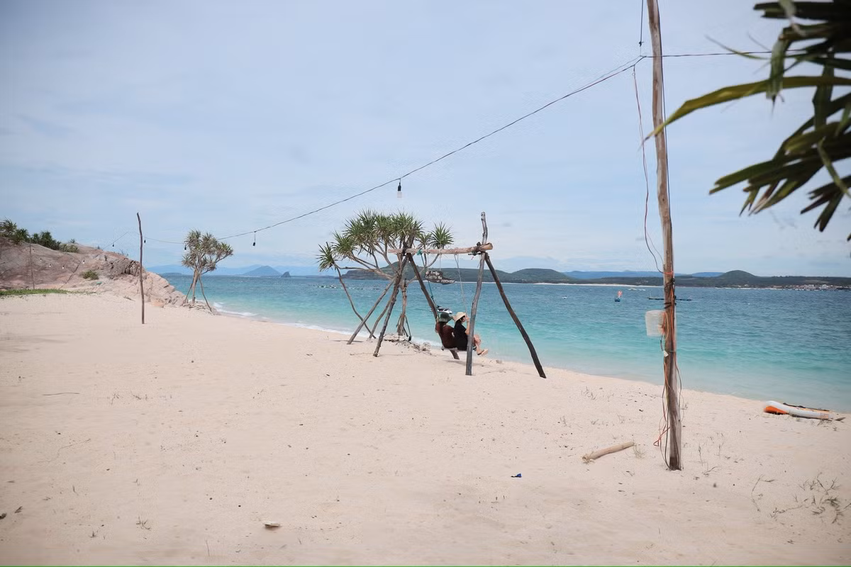 Nằm cách thành phố Tuy Hòa khoảng 27 km về hướng Bắc, đảo Cù Lao Mái Nhà thuộc vùng biển tỉnh Phú Yên cũ (nay là Đắk Lắk mới), được ví như “viên ngọc thô” giữa đại dương. Với diện tích chỉ khoảng 1,2 km², nơi đây thích hợp cho du khách yêu thiên nhiên và mong muốn có một kỳ nghỉ thư giãn, không xô bồ. Ảnh Quang Tèo