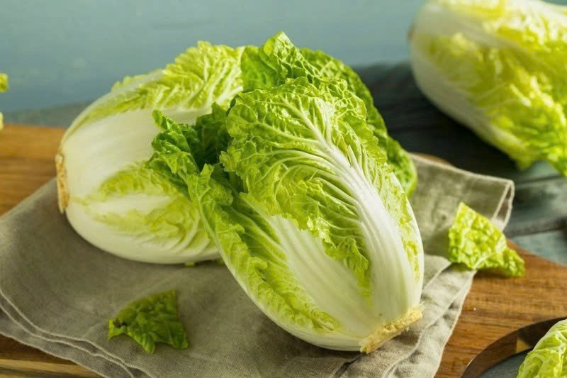 Theo kinh nghiệm từ các bà nội trợ phần gốc của cải thảo là dấu hiệu nhận biết nhanh nhất về độ tươi. Một cây cải tươi sẽ có gốc chắc, đặc, màu trắng sáng; ngược lại, gốc mềm, thâm hoặc hơi nhũn cho thấy cây đã bắt đầu úng từ bên trong và sẽ nhanh hư khi mang về. Ảnh minh họa