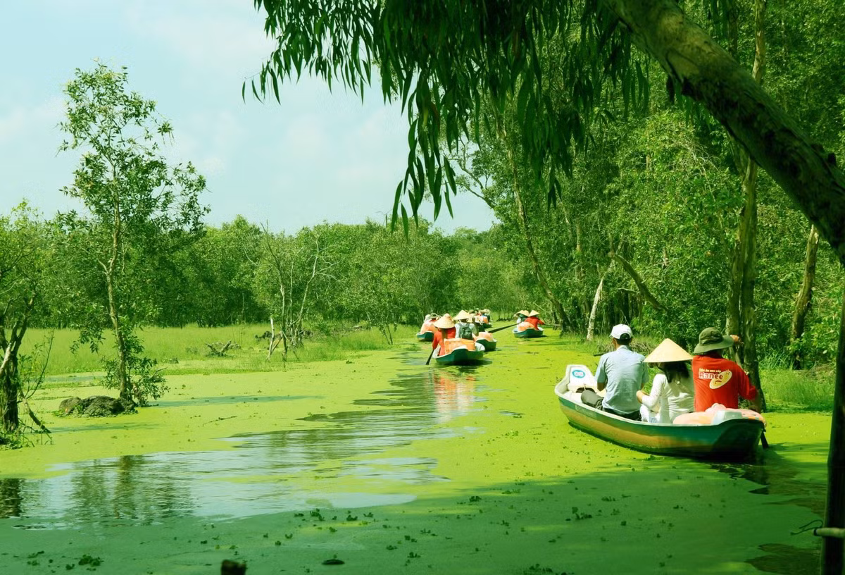 Dù mở rộng không gian du lịch, nhưng những thay đổi địa giới hành chính có thể khiến một số du khách "bối rối nhẹ", nhất là với những người đã quen với bản đồ cũ. Một số địa danh nổi tiếng trước đây thuộc tỉnh này, nay đã về tỉnh khác. Vì vậy, du khách nên cập nhật kỹ thông tin, tra cứu địa điểm, kiểm tra đường đi và hỏi thêm người dân địa phương hoặc hướng dẫn viên nếu cần. Ảnh IViVu