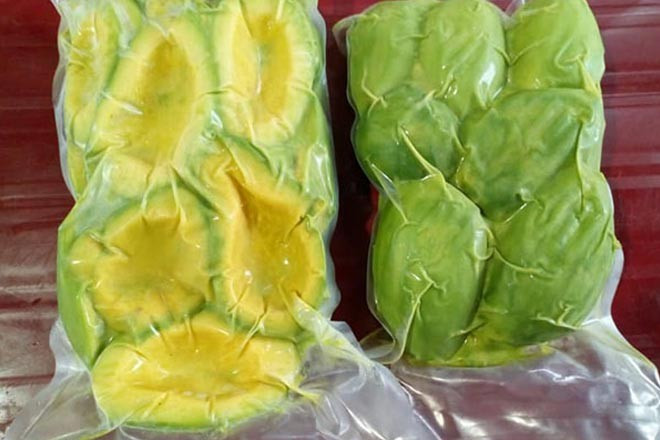 Cách đầu tiên là bảo quản trong tủ lạnh. Khi bơ đã cắt tiếp xúc với không khí, chỉ sau vài giờ thịt quả sẽ chuyển màu. Đặt bơ vào tủ lạnh giúp kéo dài thời gian sử dụng khoảng 24 giờ. Nếu bơ cắt làm đôi, nên giữ lại hạt vì hạt giúp chậm quá trình chín. Trường hợp vô tình vứt hạt, đặt nửa quả bơ úp xuống cũng giúp hạn chế oxy hóa. Ảnh minh họa