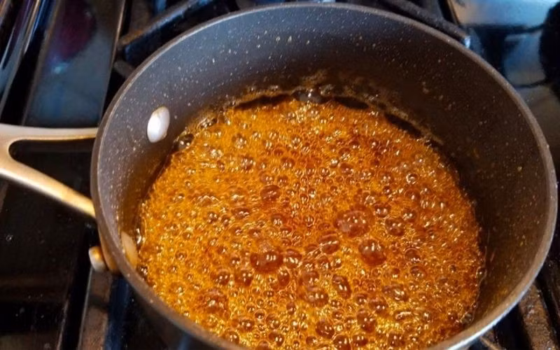 Đồng thời, khi nấu hoặc nướng, quét nhẹ nước đường lên thực phẩm đã chín sẽ tạo lớp màu nâu đỏ bóng mịn, hấp dẫn. Lưu ý khi thắng nước hàng, nên để lửa nhỏ và dừng khi đường chuyển sang màu hổ phách để tránh bị cháy đắng. Ảnh minh hoạ