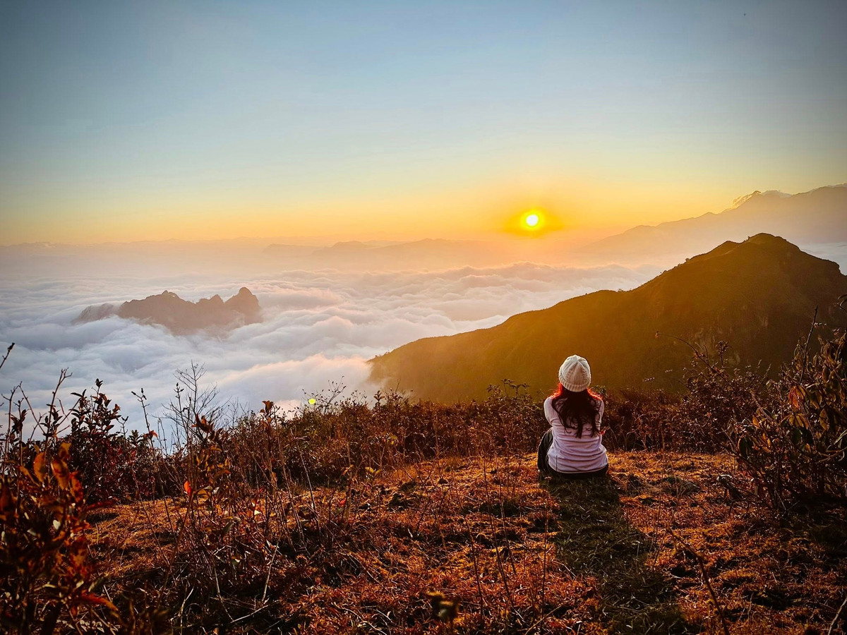 Bình minh mùa đông trên núi thường đến muộn. Khoảng 5h30 sáng, khi trời vẫn còn mờ tối, gió lạnh luồn qua từng lớp áo, du khách đã lặng lẽ rời lán, tìm cho mình một vị trí đẹp để chờ khoảnh khắc hừng đông.