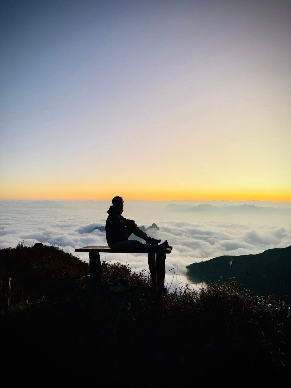 Trong số các điểm săn mây ở vùng núi phía Bắc, núi Muối được nhiều người đánh giá là một trong những nơi đẹp và “đáng công chờ đợi” nhất. Biển mây ở đây thường dày, trải rộng, cuộn trào qua các sườn núi như sóng, tạo nên cảm giác đứng giữa một đại dương trắng xóa.