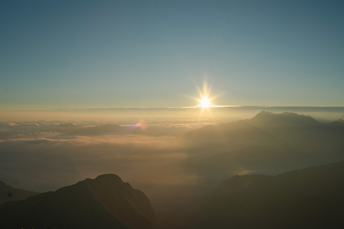 Ngắm bình minh trên núi Muối xong, du khách lại thu xếp hành lý, chuẩn bị cho chặng đường tiếp theo – hành trình gian nan hơn để chinh phục đỉnh Ky Quan San. Nhưng với không ít người, khoảnh khắc đứng giữa biển mây và ánh sáng ban mai đã đủ để chuyến đi trở thành một ký ức đáng nhớ.