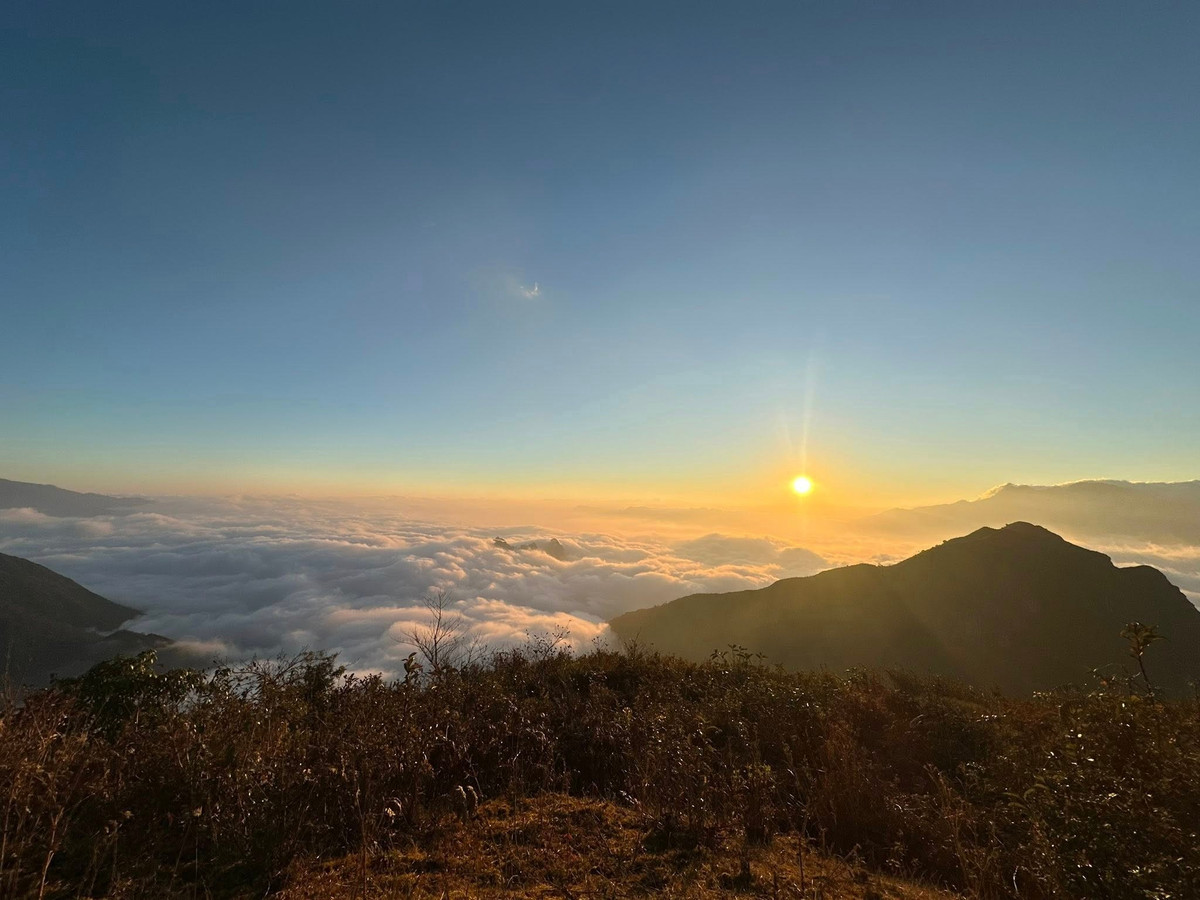 Tuy nhiên, săn mây và ngắm bình minh luôn là cuộc hẹn mang tính “nhân duyên” với thời tiết. Chỉ khi có đủ cái lạnh để giữ mây, đủ độ ẩm để mây dày và đặc biệt là có nắng, núi Muối mới khoác lên mình vẻ đẹp rực rỡ nhất.