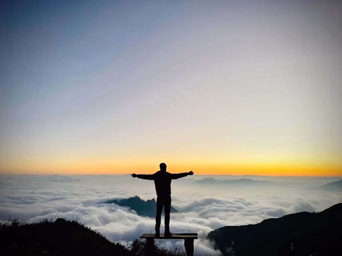 Ky Quan San (Bạch Mộc Lương Tử) từ lâu đã là cái tên quen thuộc với những người yêu trekking và khám phá. Là đỉnh núi cao thứ tư của Việt Nam, Ky Quan San không chỉ hấp dẫn bởi thử thách địa hình mà còn bởi những khoảnh khắc đẹp đến nao lòng trên suốt hành trình. Trong đó, bình minh trên núi Muối được xem là trải nghiệm không thể bỏ lỡ.