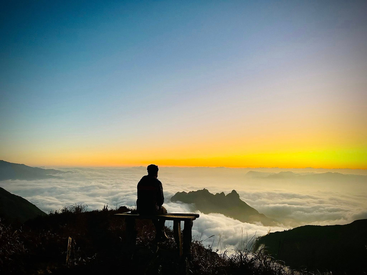 Thời điểm lý tưởng nhất để trekking Ky Quan San và săn mây trên núi Muối là từ tháng 11 đến hết tháng 2. Khi mùa đông tràn về, nhiệt độ xuống thấp, độ ẩm cao, sương mù dày – những yếu tố thuận lợi để hình thành biển mây đẹp.