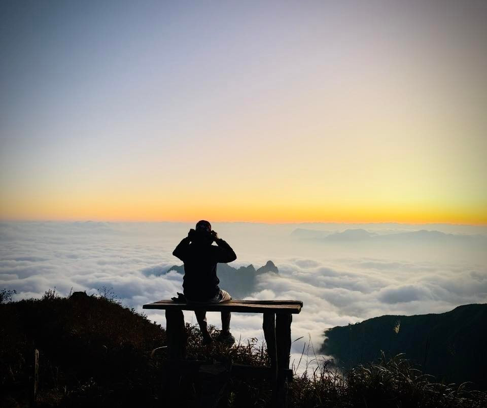 Núi Muối nằm ở độ cao khoảng 2.200m, gần khu vực các lán nghỉ trên cung trekking Ky Quan San. Từ lán trên, du khách chỉ mất vài phút di chuyển, còn từ lán dưới, hành trình cũng chỉ khoảng 15 phút đi bộ qua một con dốc thoai thoải. Không quá hiểm trở, không cần vượt vách đá cheo leo, nhưng đổi lại là một không gian mở ra trọn vẹn biển mây và bầu trời phía Đông – nơi mặt trời bắt đầu hành trình của mình.