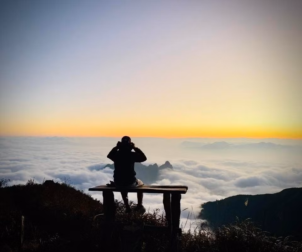 Núi Muối nằm ở độ cao khoảng 2.200m, gần khu vực các lán nghỉ trên cung trekking Ky Quan San. Từ lán trên, du khách chỉ mất vài phút di chuyển, còn từ lán dưới, hành trình cũng chỉ khoảng 15 phút đi bộ qua một con dốc thoai thoải. Không quá hiểm trở, không cần vượt vách đá cheo leo, nhưng đổi lại là một không gian mở ra trọn vẹn biển mây và bầu trời phía Đông – nơi mặt trời bắt đầu hành trình của mình.