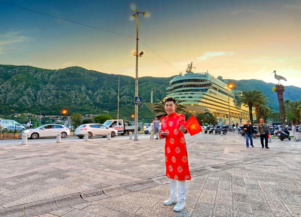 “Tôi hy vọng bộ ảnh sẽ hoàn thành suôn sẻ vì đây là một kế hoạch dài hơi, đòi hỏi tài chính, sức khỏe và thời gian. Ước mơ của tôi là được xác lập Kỷ lục Việt Nam và tổ chức triển lãm 100 bộ ảnh cùng 100 chiếc áo dài”, Đoan Trường chia sẻ.